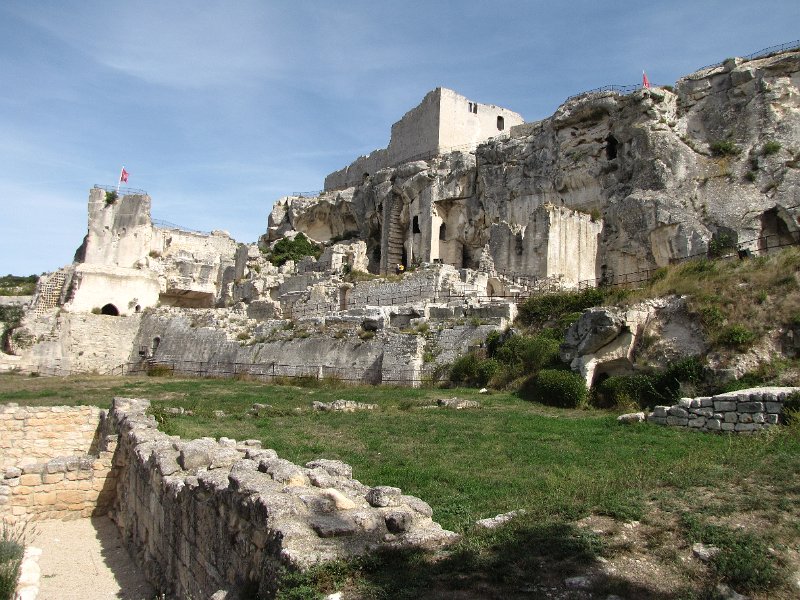 kasteel les baux.jpg - We bezoeken Les Baux-de-Provence. Een klein dorp gebouwd rond het Château des Baux. Het kasteel van de heren van Baux. Een aantal van deze Heren werden ook prins van Oranje.